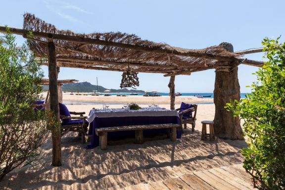 Murtoli de la plage, table on the beach, Corsica