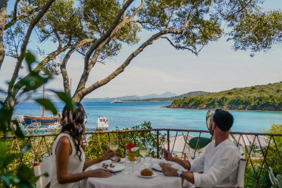 Ristorante Il Paguro table with view, Sardinia.