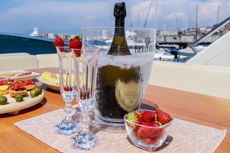 Review img # 3 of the yacht FOREVER ROSANNA